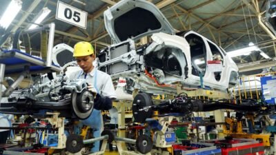 "Era otomasi telah tiba. Kenali 7 daftar pekerjaan yang diprediksi akan terancam digantikan oleh teknologi AI, mulai dari administrasi hingga transportasi logistik."