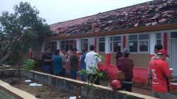 Angin puting beliung menerjang Desa Muara, Kecamatan Suranenggala Kabupaten Cirebon