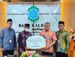Dukung Kesejahteraan Masyarakat, Bank Kalbar Salurkan Dana ZIS ke Lazismu dan Pondok Pesantren
