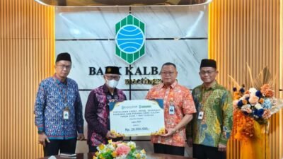 Penyerahan dana Zakat, Infak, dan Sedekah (ZIS) dari Bank Kalbar sebesar Rp20.000.000 kepada Lazismu Kalimantan Barat. (Dok. HO/Faktakalbar.id)