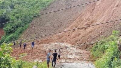 BNPB melaporkan dampak cuaca ekstrem di Brebes dan Majalengka berupa angin kencang serta longsor yang merusak bangunan dan memutus akses jalan warga.