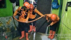 BPBD Kabupaten Bogor melakukan pembersihan material lumpur yang tertahan di rumah warga pascabanjir di Kecamatan Sukaraja pada Selasa (10/3). Sumber foto: BPBD Kabupaten Bogor.