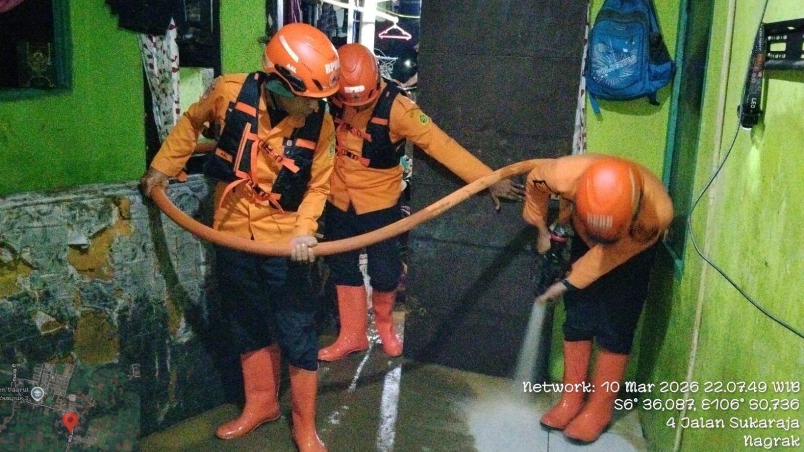 BPBD Kabupaten Bogor melakukan pembersihan material lumpur yang tertahan di rumah warga pascabanjir di Kecamatan Sukaraja pada Selasa (10/3). Sumber foto: BPBD Kabupaten Bogor.