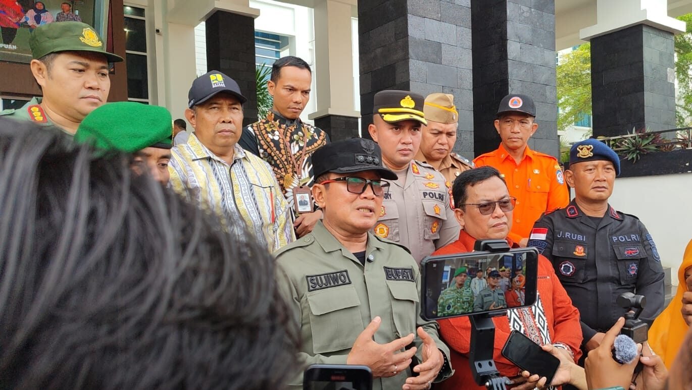 Bupati Kubu Raya Sujiwo saat memberikan keterangan pers kepada awak media terkait kesiapan pemerintah daerah dan instansi gabungan dalam mencegah ancaman karhutla di wilayahnya.