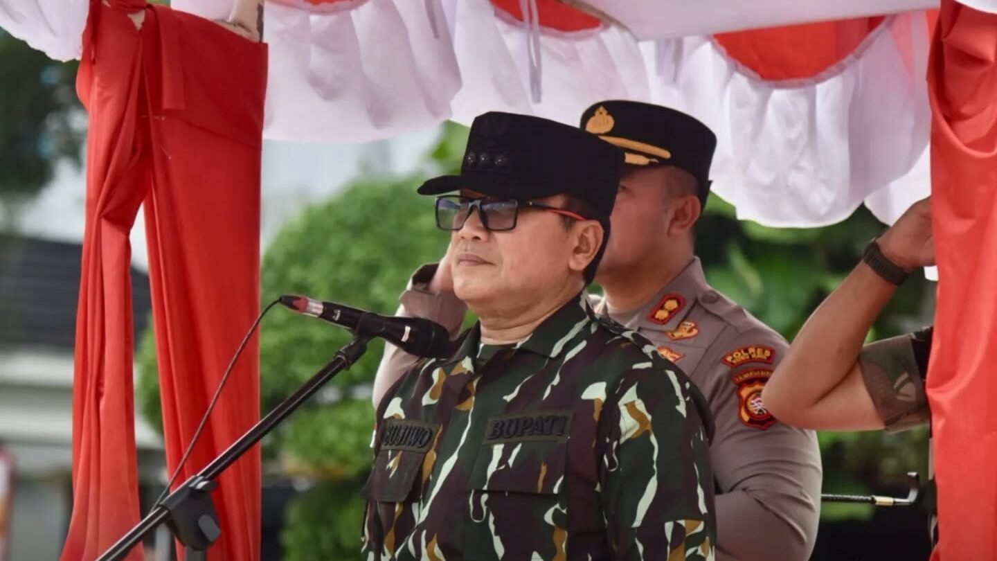 Bupati Kubu Raya, Sujiwo, memimpin Apel Kesiapsiagaan Karhutla untuk memperkuat sinergi mitigasi. (Dok. HO/Faktakalbar.id)