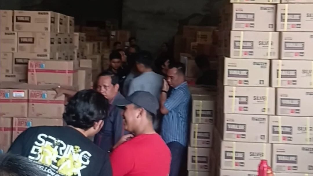 DPW BAKUMKU Kalbar mempertanyakan tersangka kasus oli palsu berinisial EC yang belum ditahan meski berkas perkara telah P21 dan terancam 5 tahun penjara.
