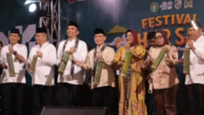 Gubernur Kalimantan Barat Ria Norsan didampingi Bupati Mempawah Erlina memberikan dukungan penuh pada pelaksanaan ajang pelestarian budaya Festival Sahur-Sahur ke-23.