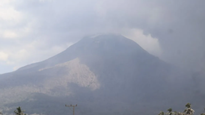 Gunung Lewotobi Laki-laki di Kabupaten Flores Timur, Nusa Tenggara Timur