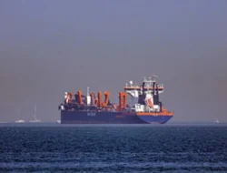 Kapal Kargo Thailand Terbakar Diserang dari Udara di Selat Hormuz, 20 Kru Diselamatkan