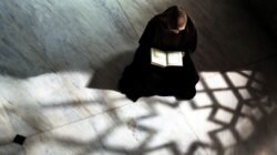 Jemaah yang sedang duduk tenang di dalam masjid selepas menunaikan shalat subuh pada bulan suci Ramadhan.