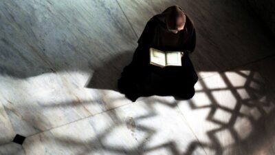 Jemaah yang sedang duduk tenang di dalam masjid selepas menunaikan shalat subuh pada bulan suci Ramadhan.