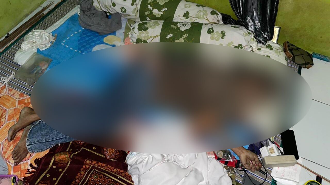 Jenazah seorang wanita yang diduga meninggal akibat cedera kecelakaan tunggal di Sekayam, Selasa (24/3/2026).