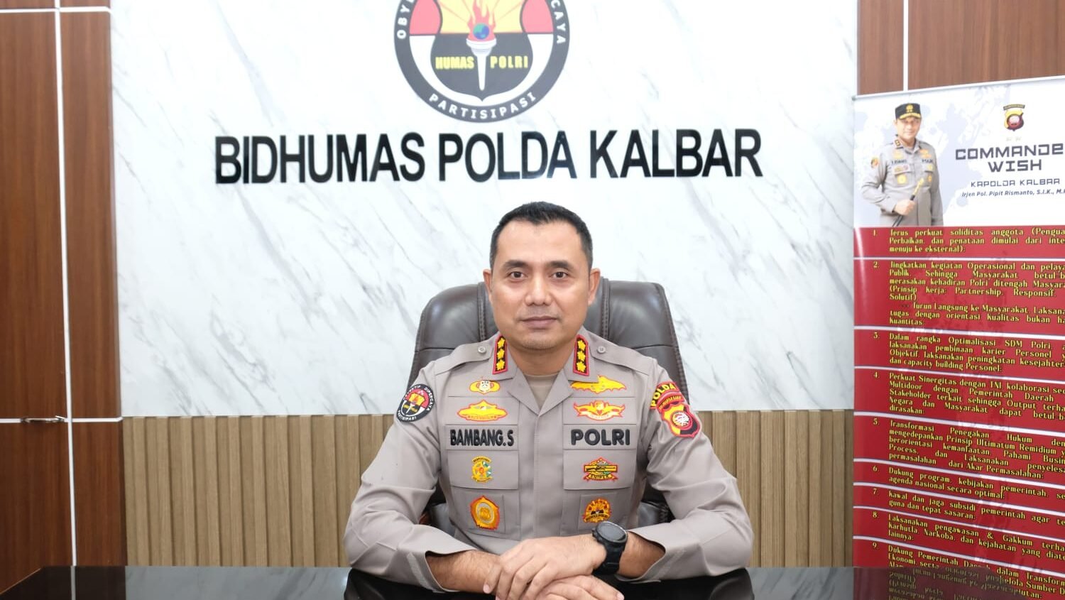 Kabid Humas Polda Kalbar Kombes Pol Bambang Suharyono memberikan keterangan pers terkait hasil evaluasi pelaksanaan pengamanan mudik Lebaran di Pontianak, Kamis (26/3/2026).