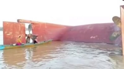 Kapal penambang pasir MV JH 07 terbalik di Sungai Kapuas
