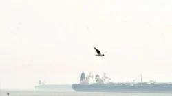 Kapal tanker minyak saat melintasi kawasan perairan Selat Hormuz yang menjadi jalur utama lalu lintas perdagangan energi global.