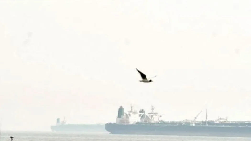 Kapal tanker minyak saat melintasi kawasan perairan Selat Hormuz yang menjadi jalur utama lalu lintas perdagangan energi global.