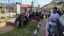 Kapolsek Mempawah Hilir Iptu Suhartadi saat turun langsung memimpin pengamanan dan pengaturan arus lalu lintas di sekitar SPBU Desa Pasir.