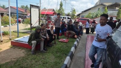Kapolsek Mempawah Hilir Iptu Suhartadi saat turun langsung memimpin pengamanan dan pengaturan arus lalu lintas di sekitar SPBU Desa Pasir.