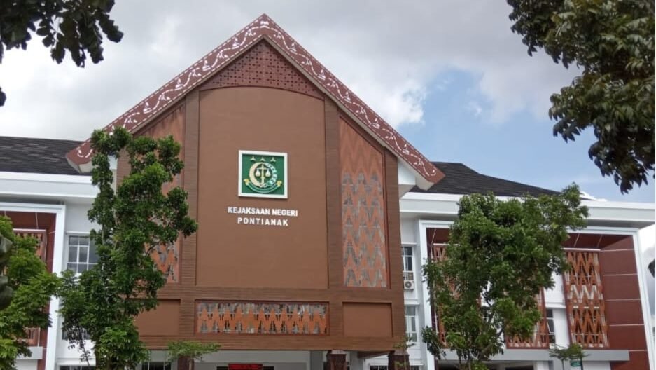 Kejari resmi menetapkan Ketua dan Korsek tersangka kasus korupsi Bawaslu Pontianak terkait dana hibah Pilwako 2024. Kerugian negara capai Rp1,1 miliar.