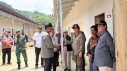 Kepala BNPB Letjen TNI Suharyanto saat meninjau langsung kondisi warga korban bencana alam yang menetap di hunian sementara kawasan Agusen.