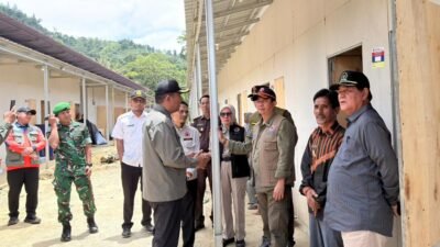 Kepala BNPB Letjen TNI Suharyanto saat meninjau langsung kondisi warga korban bencana alam yang menetap di hunian sementara kawasan Agusen.