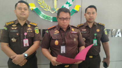 Kepala Kejaksaan Negeri Pontianak memberikan keterangan pers terkait penetapan dua tersangka dalam pusaran kasus dugaan korupsi dana hibah Pilwako 2024.