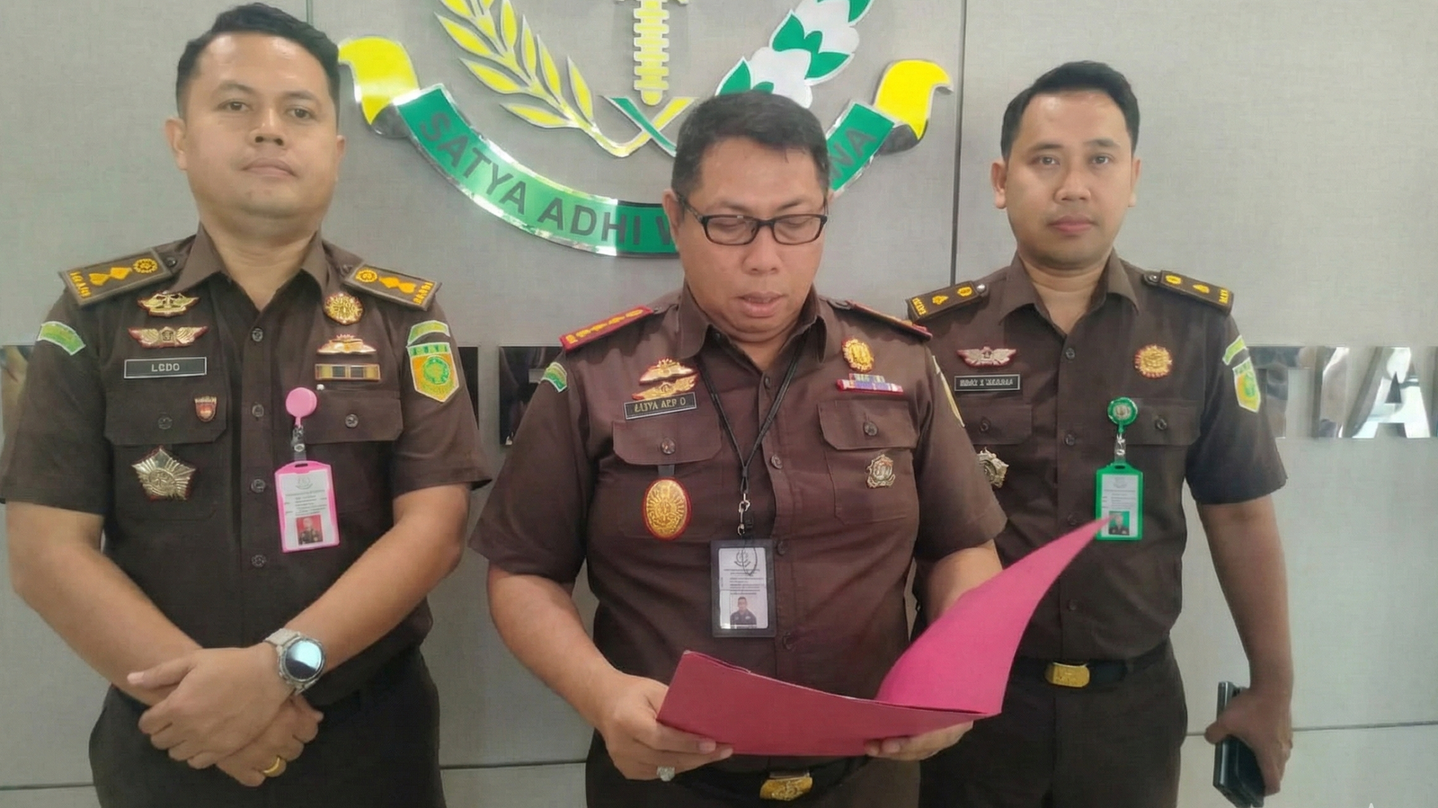 Kepala Kejaksaan Negeri Pontianak memberikan keterangan pers terkait penetapan dua tersangka dalam pusaran kasus dugaan korupsi dana hibah Pilwako 2024.