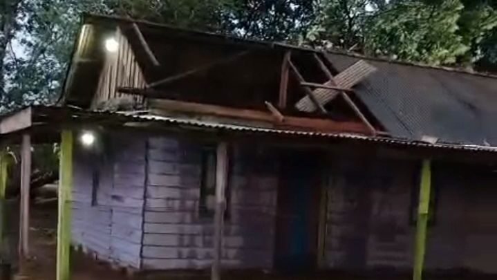 Kerusakan rumah warga Desa Saleh Mukti akibat angin kencang yang terjadi di Kabupaten Banyuasin, Sumatra Selatan, Rabu (11/3). (Dok. BPBD Kabupaten Banyuasin)