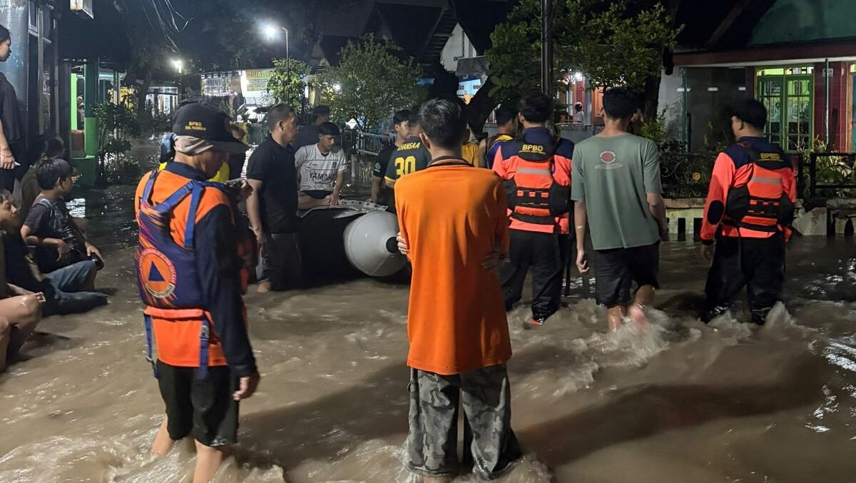 Kondisi banjir yang merendam permukiman warga di Kabupaten Pasuruan, pada Selasa (24/3). BPBD setempat telah melakukan penanganan darurat guna merespons dampak banjir tersebut. (Sumber foto: BPBD Kabupaten Pasuruan)