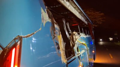 Kondisi bus yang membawa rombongan warga negara Amerika Serikat saat mengalami kecelakaan di jalan raya gurun wilayah Arab Saudi.