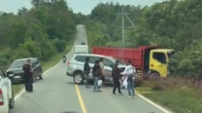 Kondisi kendaraan roda empat yang mengalami kerusakan usai terlibat insiden kecelakaan lalu lintas beruntun di kawasan Telabang, Kecamatan Tayan Hilir, Kabupaten Sanggau.