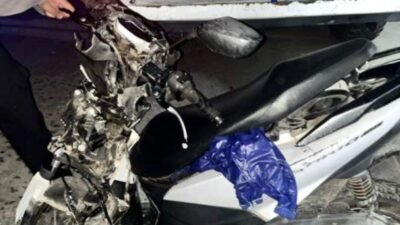 Kondisi salah satu sepeda motor yang ringsek parah usai terlibat kecelakaan maut di kawasan Jalan Tanjung Raya 2, Pontianak Timur, Rabu (18/3/2026) dini hari.