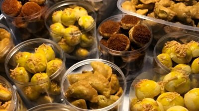 Jangan biarkan kue kering Anda melempem dan berjamur. Pelajari teknik pendinginan dan penyimpanan rahasia agar kue lebaran tetap renyah tahan lama. (Dok. Ist)