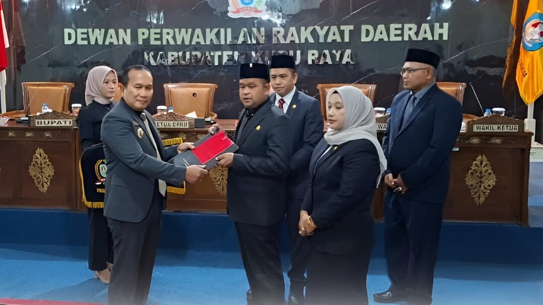 Bupati Sujiwo laporkan hasil kerja pembangunan Kubu Raya tahun 2025. Fokus pada sinergi DPRD dan pembangunan jalan poros untuk tekan pengangguran. (Dok: Diskominfo Kubu Raya)
