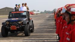 Menko Polkam Jenderal TNI (Purn) Djamari Chaniago, Kepala BNPB Letjen TNI Suharyanto, dan Menteri Kehutanan Raja Juli Antoni mengecek kesiapan pasukan yang akan terlibat dalam operasi penanganan karhutla pada Apel Kesiapsiagaan Karhutla di Lanud Roesmin Nurjadin, Kota Pekanbaru, Provinsi Riau pada Kamis (5/3).