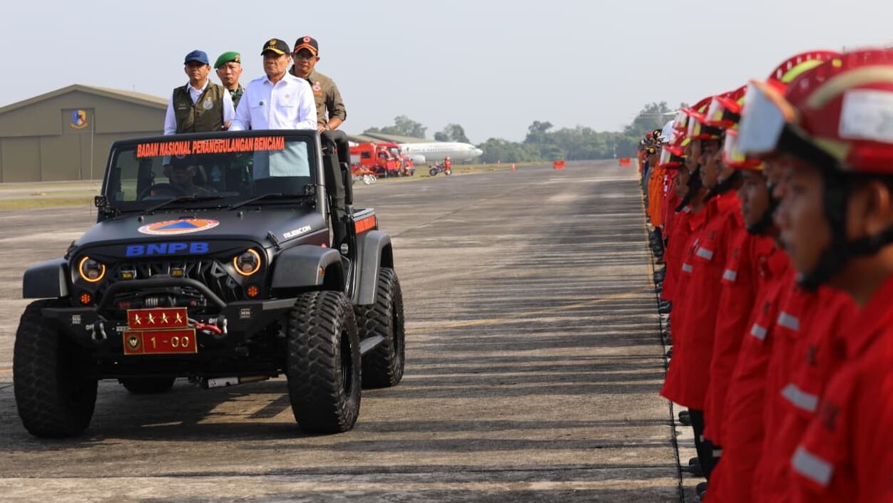 Menko Polkam Jenderal TNI (Purn) Djamari Chaniago, Kepala BNPB Letjen TNI Suharyanto, dan Menteri Kehutanan Raja Juli Antoni mengecek kesiapan pasukan yang akan terlibat dalam operasi penanganan karhutla pada Apel Kesiapsiagaan Karhutla di Lanud Roesmin Nurjadin, Kota Pekanbaru, Provinsi Riau pada Kamis (5/3).