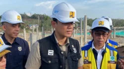 Menteri Koordinator Bidang Infrastruktur dan Pembangunan Kewilayahan, Agus Harimurti Yudhoyono, saat meninjau langsung proyek pembangunan sentra pendidikan terintegrasi di Kota Singkawang.