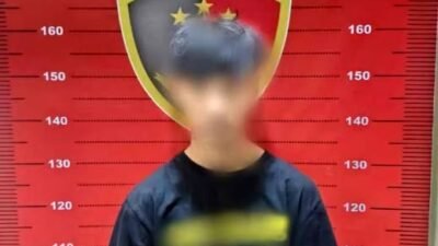 Pelaku tindak pidana pencurian kendaraan bermotor (curanmor) saat sedang diamankan di Markas Kepolisian Resor Sekadau