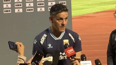 Pelatih timnas Indonesia John Herdman saat menemui awak media di Stadion Madya Gelora Bung