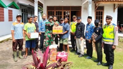 Penanganan darurat dan penyerahan bantuan bagi warga terdampak angin kencang akibat fenomena cuaca ekstrem di Desa Karangreja, Kecamatan Cimanggu, Kabupaten Semarang, Jawa Tengah, Selasa (17/3). (Dok. HO/Faktakalbar.id)