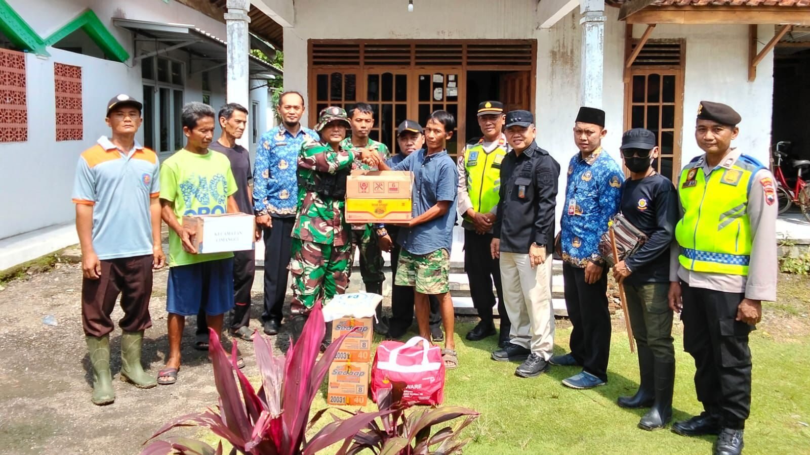 Penanganan darurat dan penyerahan bantuan bagi warga terdampak angin kencang akibat fenomena cuaca ekstrem di Desa Karangreja, Kecamatan Cimanggu, Kabupaten Semarang, Jawa Tengah, Selasa (17/3). (Dok. HO/Faktakalbar.id)