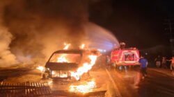 Peristiwa kebakaran rumah di Sekadau menghanguskan kediaman warga Gonis Tekam yang ditinggal silaturahmi Lebaran. Kerugian capai ratusan juta rupiah.