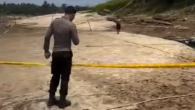 Personel Polsek Bunut Hilir saat meninjau langsung lokasi munculnya api dari permukaan pasir pesisir Sungai Kapuas di Dusun Kubu Hulu, Selasa (24/3/2026).