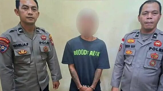 Personel Polsek Parindu mengamankan tersangka HG (25) atas dugaan penganiayaan berujung maut di Sanggau terhadap LS (48) di wilayah Kecamatan Parindu.