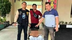 Personel Polsek Pontianak Utara saat mengamankan terduga pelaku tindak pidana pencurian sepeda motor yang sempat buron selama tiga bulan ke Kabupaten Sanggau.