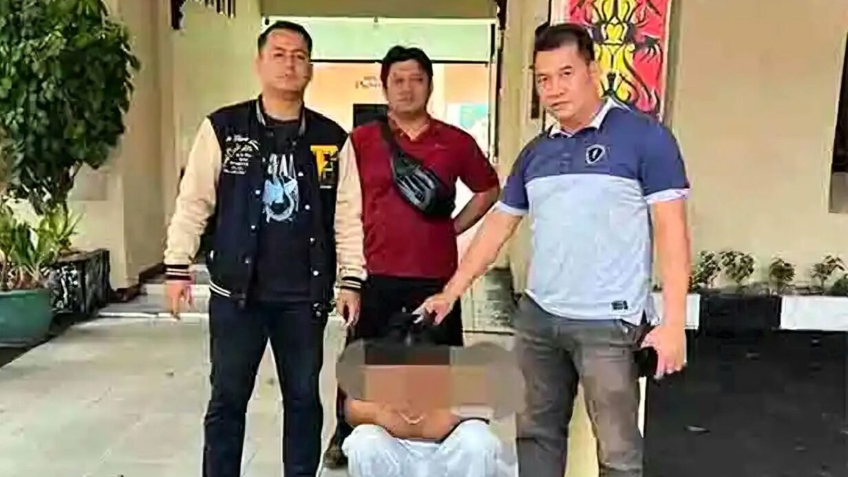 Personel Polsek Pontianak Utara saat mengamankan terduga pelaku tindak pidana pencurian sepeda motor yang sempat buron selama tiga bulan ke Kabupaten Sanggau.