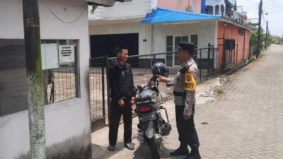 Personel Subsatgas Binmas Polda Kalbar saat memberikan arahan kepada petugas keamanan perumahan terkait pengawasan rumah warga yang ditinggal mudik Lebaran, Selasa (24/3/2026).