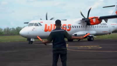 Pesawat Wings Air jenis ATR 72-500 saat mendarat dalam penerbangan perdana di Bandara Rahadi Oesman Ketapang. (Dok. Ist)