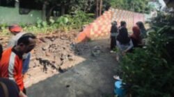 Petugas BPBD Kota Semarang bersama unsur terkait saat melakukan asesmen di lokasi permukiman warga yang terdampak material tanah longsor.