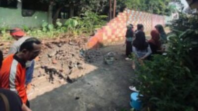 Petugas BPBD Kota Semarang bersama unsur terkait saat melakukan asesmen di lokasi permukiman warga yang terdampak material tanah longsor.